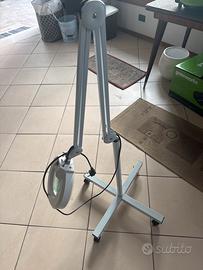 Lampada a led con lente e rotelle
