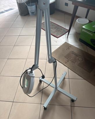 Lampada a led con lente e rotelle