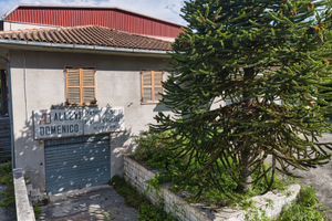 Capannone e abitazione