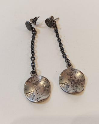 Orecchini pendenti argentati effetto martellato