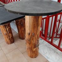 tavolini in legno realizzati con tronchi 