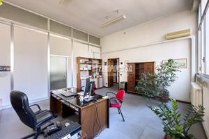 CAPANNONE INDUSTRIALE CON UFFICI E POSTI AUTO