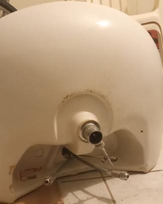 Lavabo sospeso con semicolonna e miscelatore