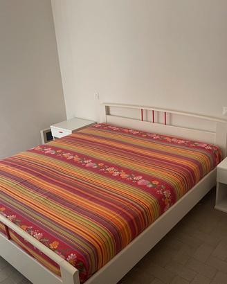 Letto matrimoniale con reti e comodini coordinati