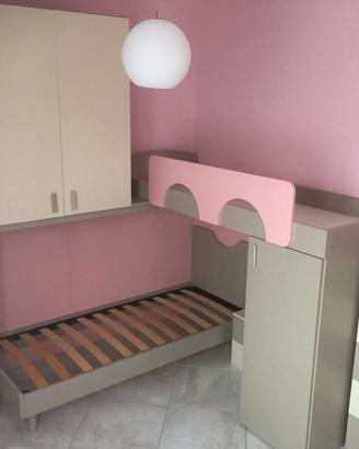 Cameretta per bambini con soppalco e contenitore