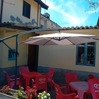 Ombrellone a braccio a forma esagonale.