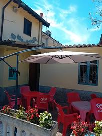 Ombrellone a braccio a forma esagonale.