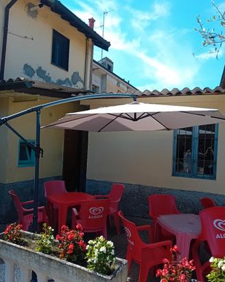 Ombrellone a braccio a forma esagonale.