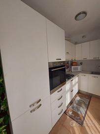 Cucina componibile ad angolo bianca