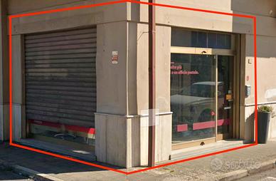 Locale commerciale su strada doppia vetrina
