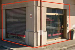 Locale commerciale su strada doppia vetrina
