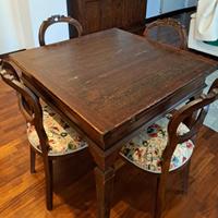 Tavolo in legno e quattro sedie