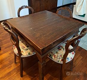 Tavolo in legno e quattro sedie