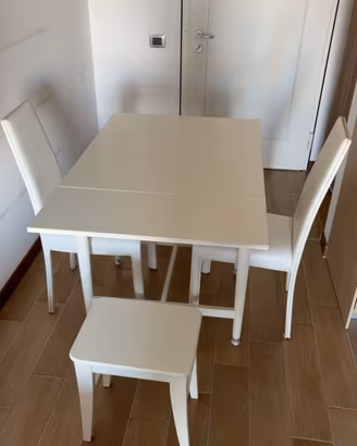 Tavolo con sedie e sgabelli