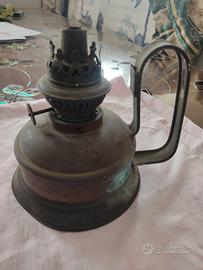Antica lampada a cherosene d'epoca 