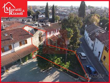 CASA accostata completamente da ristrutturare