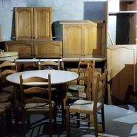 Cucina completa con tavolo rotondo e 8 sedie