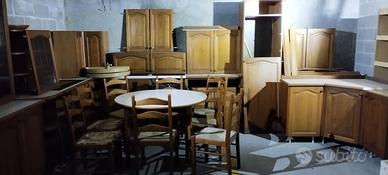 Cucina completa con tavolo rotondo e 8 sedie