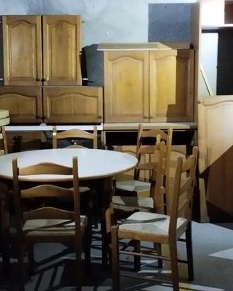Cucina completa con tavolo rotondo e 8 sedie.