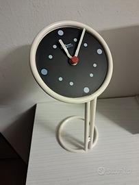 Orologio da tavolo con pila,  struttura in ferro