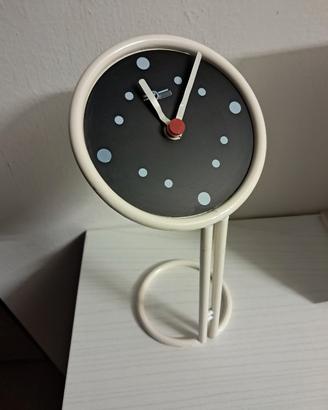 Orologio da tavolo con pila,  struttura in ferro