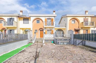 VILLA A SCHIERA A ROMA