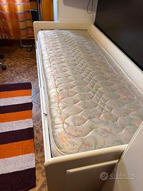 Materassi e braccioli imbottiti con schienale.