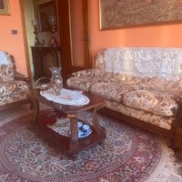 Divani in legno e velluto