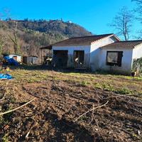 Terreno con manufatti