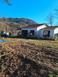 Terreno con manufatti