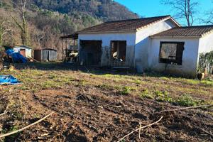 Terreno con manufatti