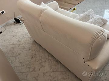 divano e poltrona classico in tessuto color panna