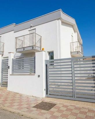 Nuova villa bifamiliare con ampio giardino
