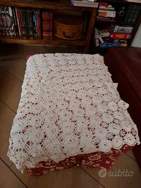 Copritavolo fatto a mano all'uncinetto.