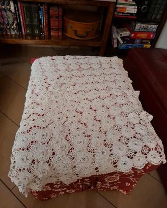 Copritavolo fatto a mano all'uncinetto.