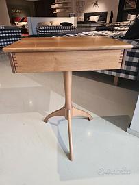 Tavolino in noce con cassetto 