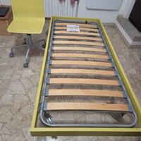 letto singolo con ruote e sedia