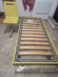 letto singolo con ruote e sedia
