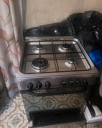 Cucina a gas con forno elettrico