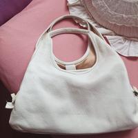 borsetta in pelle di marca colore chiaro 