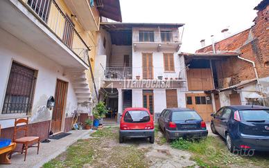 SOLUZIONE IN CORTE CON BOX DA RISTRUTTURARE !!!