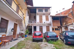 SOLUZIONE IN CORTE CON BOX DA RISTRUTTURARE !!!