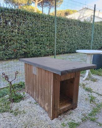 Cuccia per cane da esterno in legno