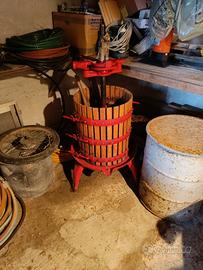 Torchio per produzione di vino 