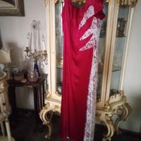 Abito in raso e pizzo rosso.