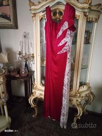 Abito in raso e pizzo rosso.