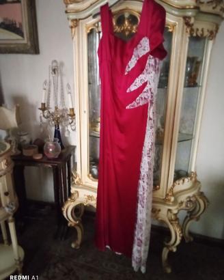 Abito in raso e pizzo rosso.