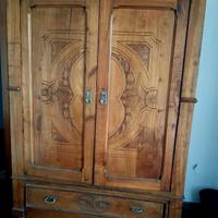 Armadio antico in legno massello restaurato 