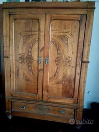 Armadio antico in legno massello restaurato 