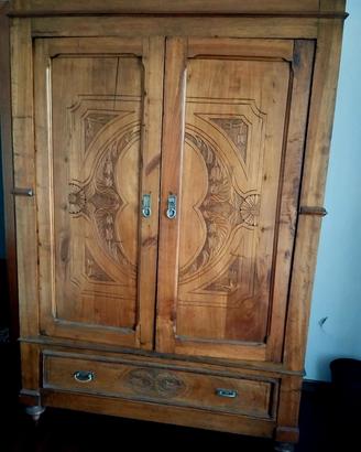 Armadio antico in legno massello restaurato 